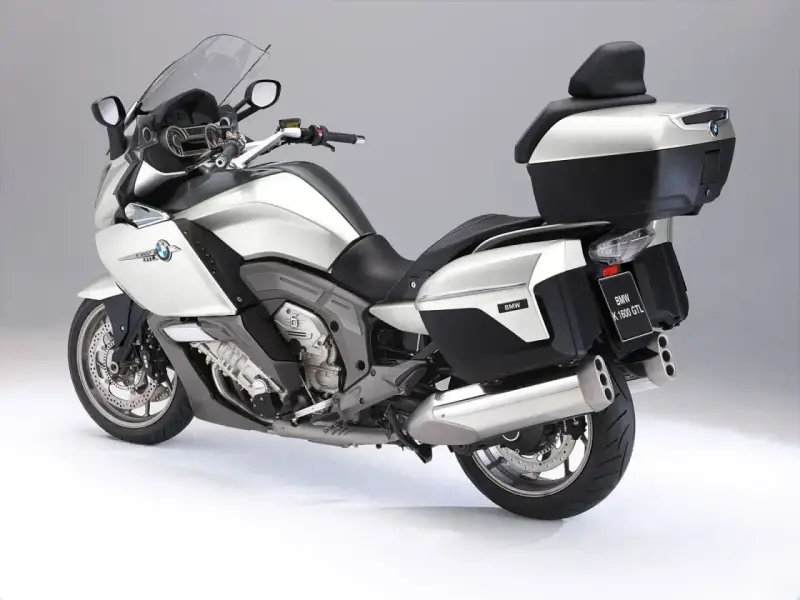 Srebrny motocykl BMW K 1600 GTL. Choć piękny, jego wady mogą być kosztowne.