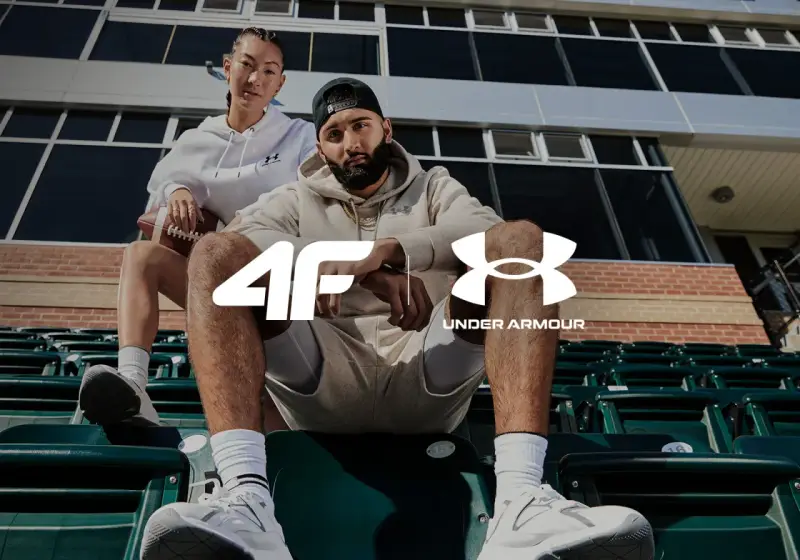 Para sportowców w strojach Under Armour, marki znanej z innowacyjnej odzieży sportowej.