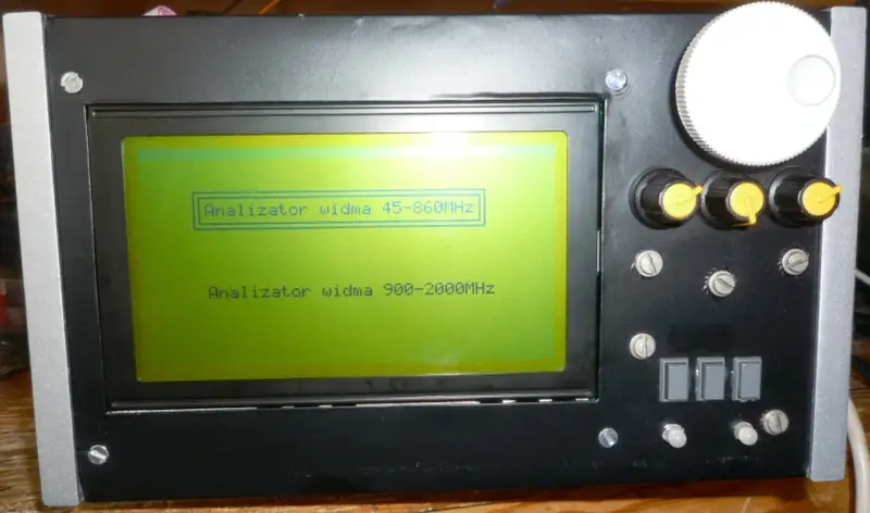 Na ekranie urządzenia widnieje napis "Analizator widma 45-860MHz", a poniżej "Analizator widma 900-2000MHz".