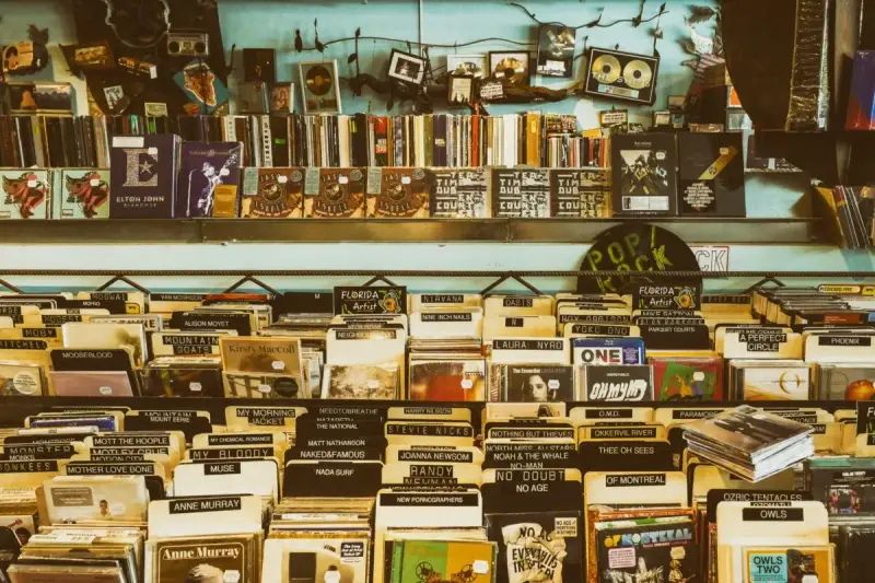 Wiedeń oferuje mnóstwo muzycznych skarbów. Na półkach sklepu z płytami znajdziesz klasyki jak Elton John, Nirvana, Oasis, a także nowsze brzmienia. Idealne miejsce, by odkryć, co warto kupić w Wiedniu dla fana muzyki.