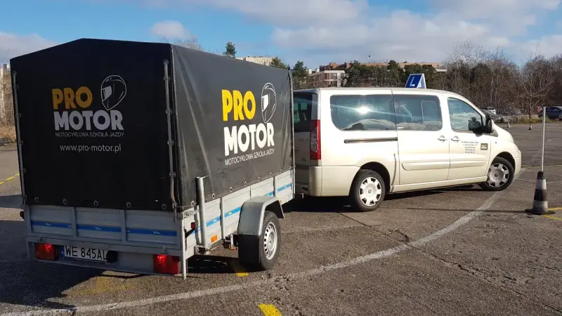 Samochód i przyczepa szkoleniowe szkoły jazdy "Pro Motor" na placu manewrowym, gotowe do nauki jazdy z przyczepą, czyli zdobycia prawa jazdy b+e.