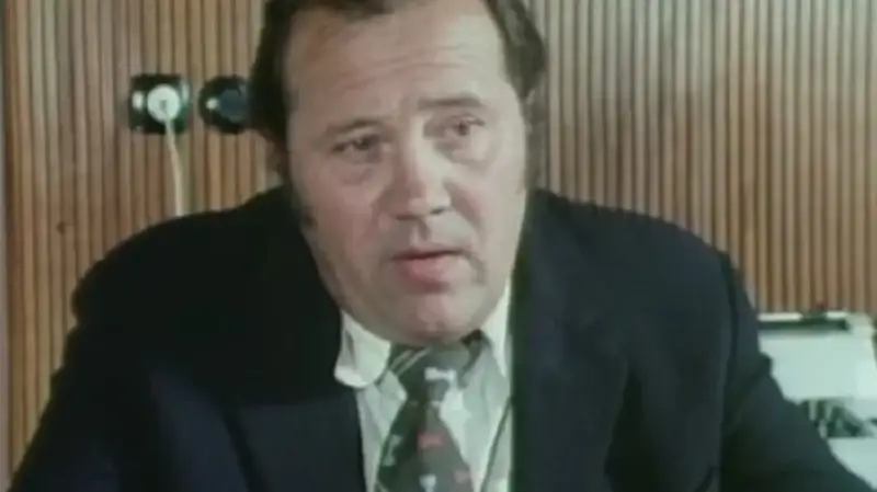 Zdzisław Kozień, w garniturze i krawacie, opowiada o swojej żonie.