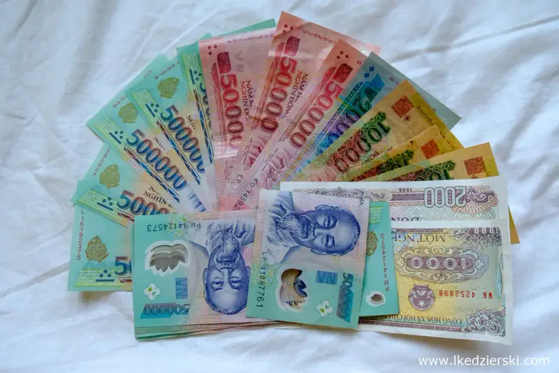Waluta w Hanoi: stos banknotów 500 000, 50 000, 20 000, 10 000 i 2 000 dongów wietnamskich.
