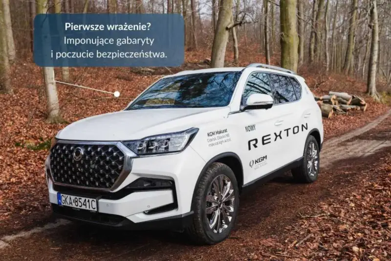 Biały Rexton na leśnej drodze. Imponujące gabaryty i poczucie bezpieczeństwa tego SUV-a robią wrażenie.