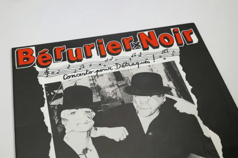 Bérurier Noir, "Concerto pour Dégraques" : deux hommes masqués et chapeautés, ambiance punk rock.