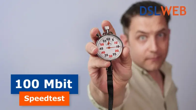 Mann hält Stoppuhr, die 100 Mbit/s Speedtest symbolisiert. DSLWEB Logo im Hintergrund.