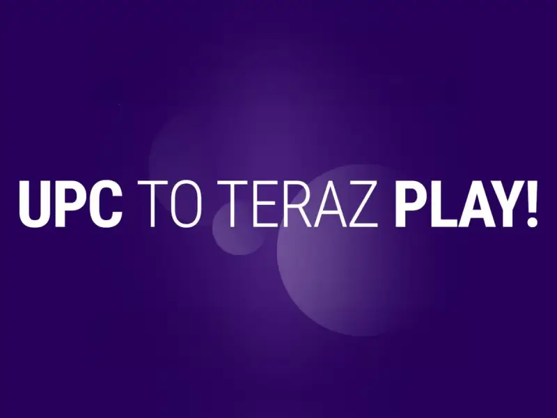 UPC Polska teraz Play! Biały napis na fioletowym tle z okręgami.