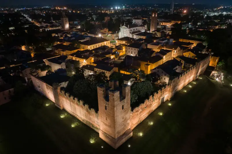 Le mura illuminate di Castelfranco Veneto di notte, un'incantevole vista per scoprire cosa vedere a Castelfranco Veneto.