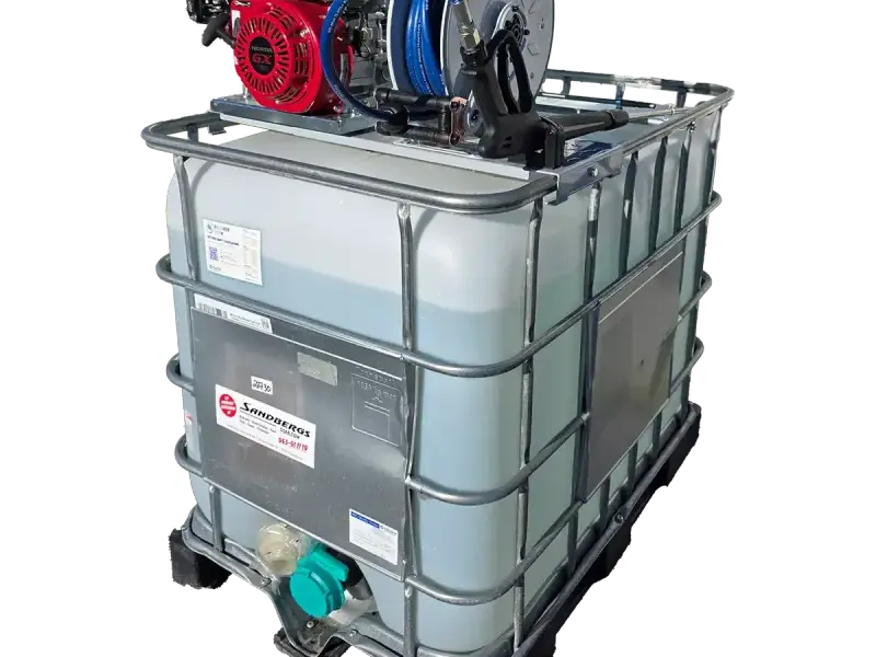 Stor IBC-tank med en Honda GX-motor och en Kränzle högtryckstvätt monterad ovanpå. Perfekt för mobila rengöringslösningar.