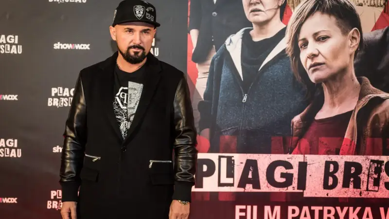 Patryk Vega na premierze filmu "Plagi Breslau". Reżyser w czapce i skórzanej kurtce.