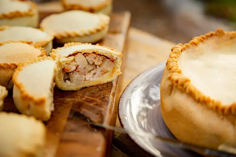 Empanadas sarde ripiene di carne e patate, un sapore autentico da gustare.