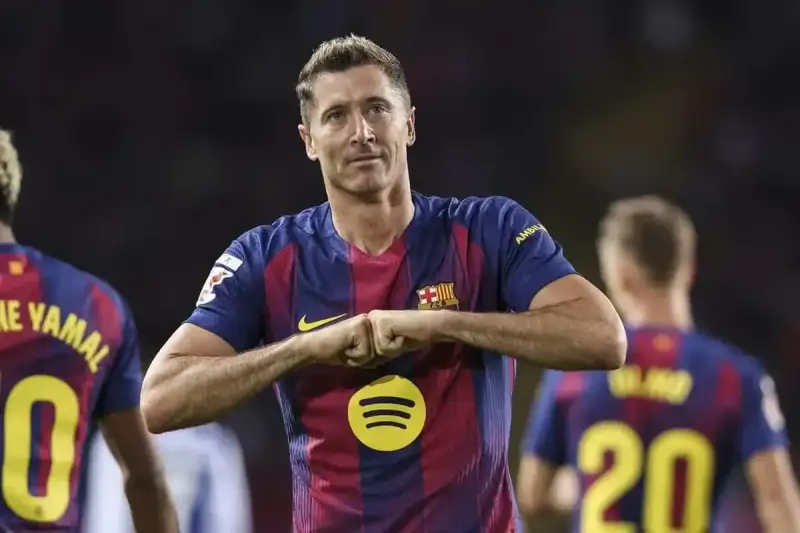 Robert Lewandowski w koszulce Barcelony, świętujący gola. Zastanawiasz się, ile zarabia Lewandowski w Barcelonie?