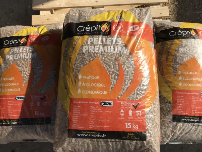 Sacs de granulés de bois Crépito Premium, 15 kg. PCI entre 4,9 et 5,3 kWh/kg. Pratique, écologique, économique.