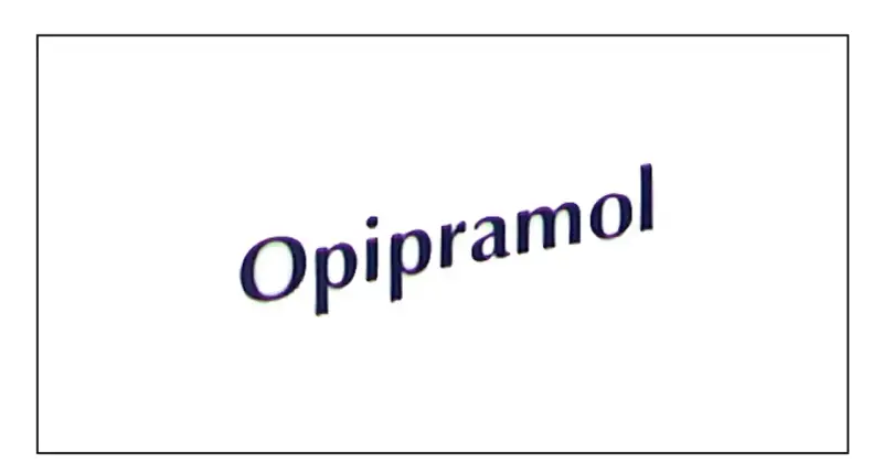 Napis "Opipramol" w kolorze granatowym z fioletowym cieniem, lekko pochylony.