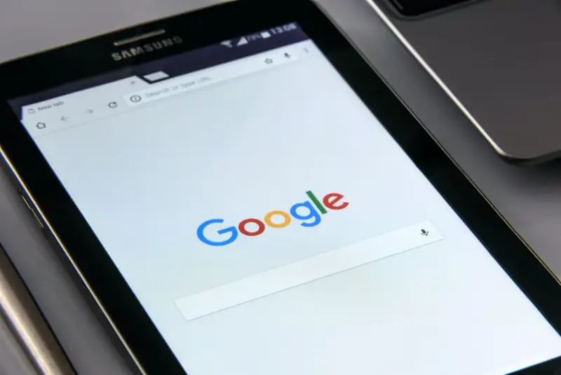 Ekran telefonu Samsung z otwartą wyszukiwarką Google. Czas na aktualizację telefonu i nowe funkcje!