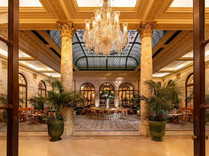 Luksusowy hol hotelu Plaza w Nowym Jorku. Zastanawiasz się, ile kosztuje jedna noc w hotelu Plaza w Nowym Jorku?