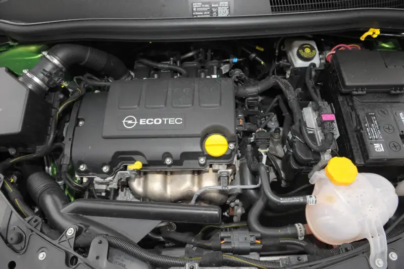 Silnik Opel Meriva 1.7 CDTI z widocznym napisem ECOTEC, akumulatorem i zbiorniczkiem płynu chłodniczego.