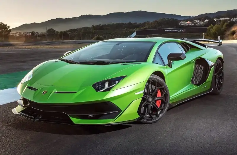 Jaskrawozielony Lamborghini Aventador SVJ na torze wyścigowym, gotowy do szaleństwa.