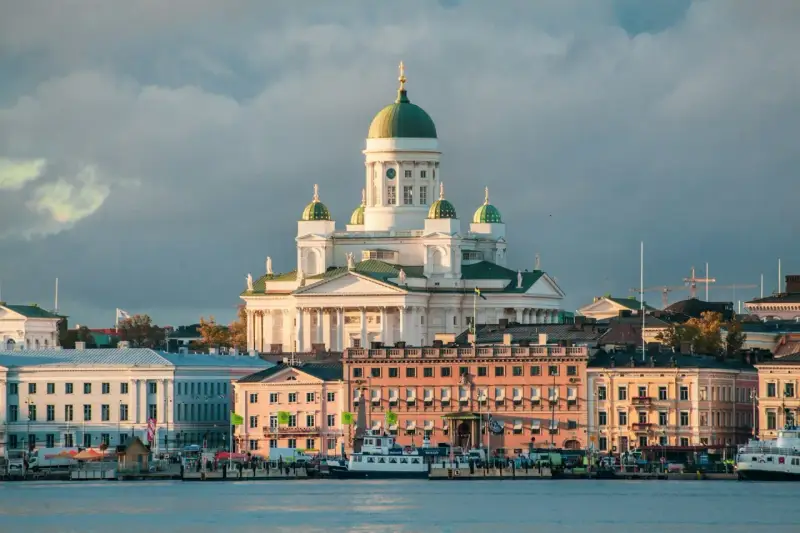 Helsinki czy warto? Widok na katedrę i nadbrzeże z łodziami. Architektura miasta zachwyca, a port tętni życiem.