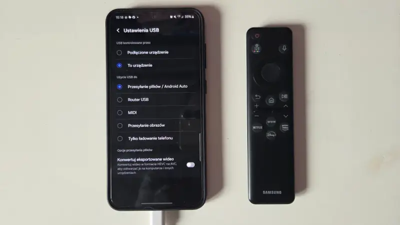 Telefon podłączony do telewizora przez USB. Ustawienia USB na ekranie telefonu pokazują opcje przesyłania plików, co jest kluczowe, jak połączyć telefon z telewizorem.