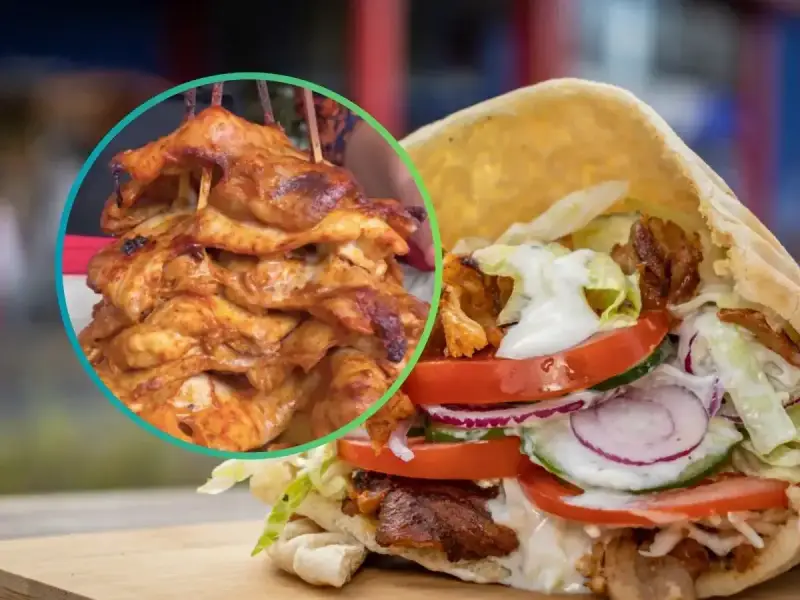 Soczyste, przyprawione mięso do kebaba, obok gotowy kebab z warzywami i sosem. Idealny na szybki posiłek.