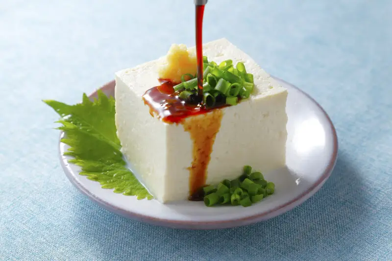 Chłodne tofu z sosem sojowym, szczypiorkiem i imbirem. Proste japońskie przekąski przepisy na lato.