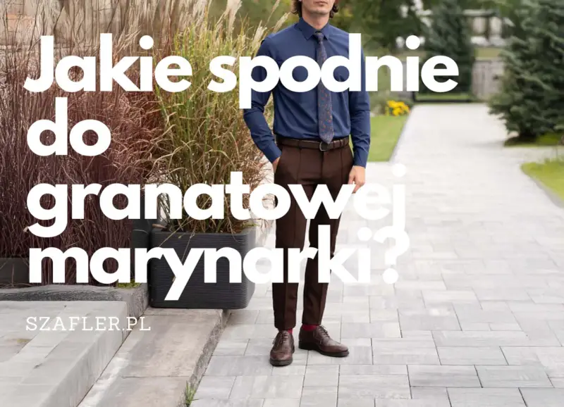 Mężczyzna w granatowej koszuli i brązowych spodniach, idealny zestaw: jakie spodnie do granatowej marynarki? Szafler.pl.
