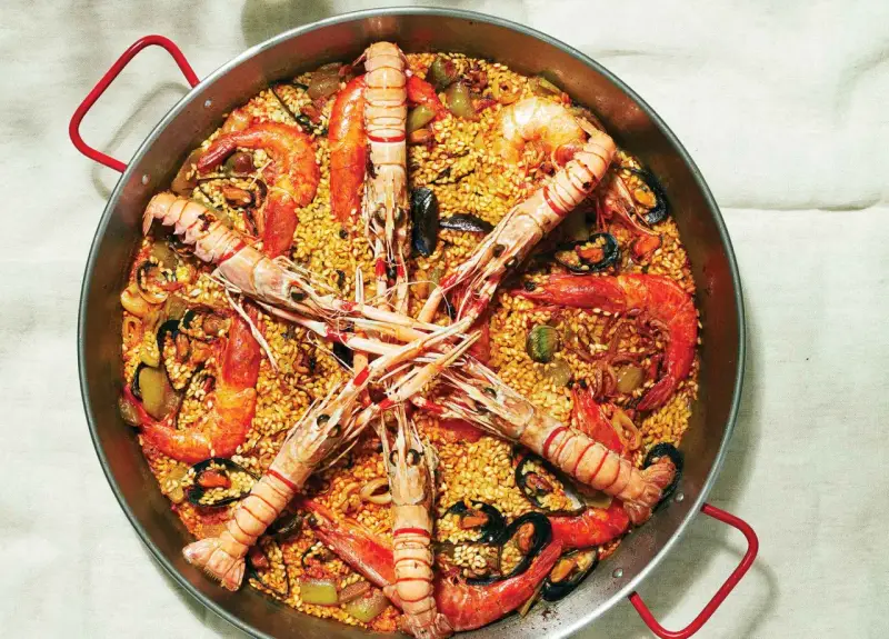 Pyszna paella z owocami morza, ryżem i warzywami. Idealny przepis na paellę dla każdego smakosza.
