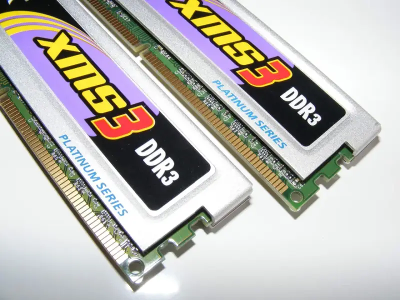 Dwa moduły pamięci RAM DDR3 "XMS3 Platinum Series". Choć wizualnie podobne, kluczowa różnica między DDR3 a DDR3L to napięcie.
