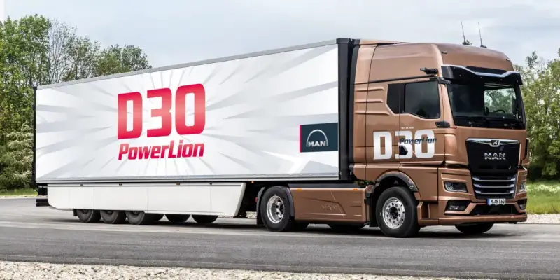 Camión MAN D30 PowerLion marrón, listo para la carretera.