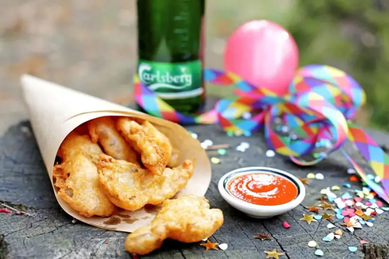 Chrupiące kąski w papierowym rożku, butelka Carlsberg i kolorowe konfetti. Idealne na imprezę!