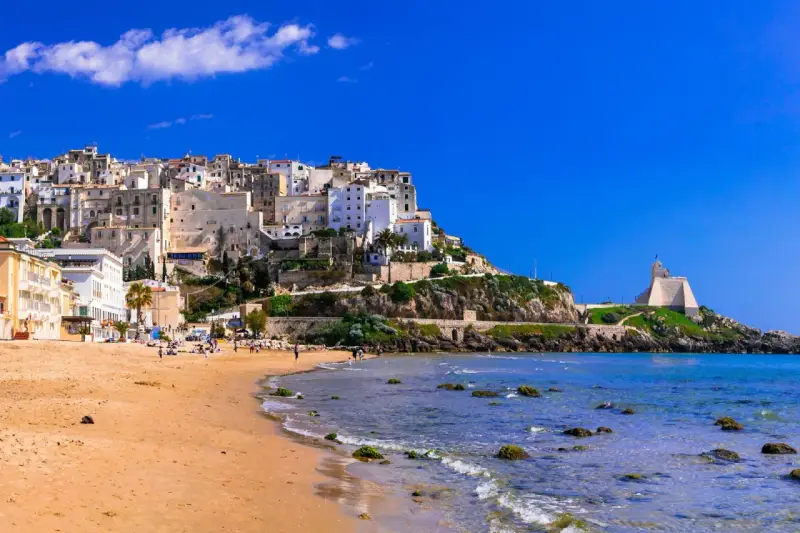 Sperlonga, dove si trova questo incantevole borgo bianco arroccato su una collina, con una spiaggia dorata e il mare azzurro.