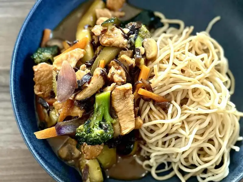 Pyszne dania z sosem teriyaki: kurczak z warzywami i makaronem.