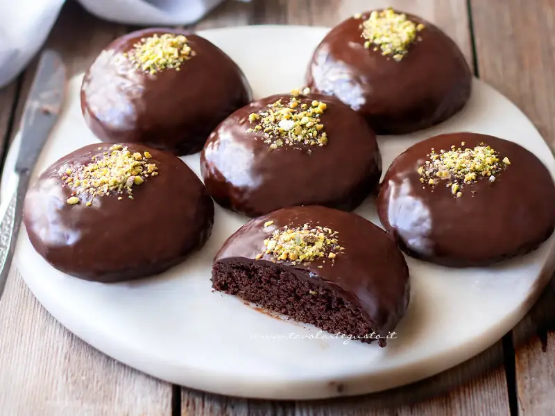 Dolci napoletani ricoperti di cioccolato fondente e granella di pistacchio, un vero piacere per il palato.
