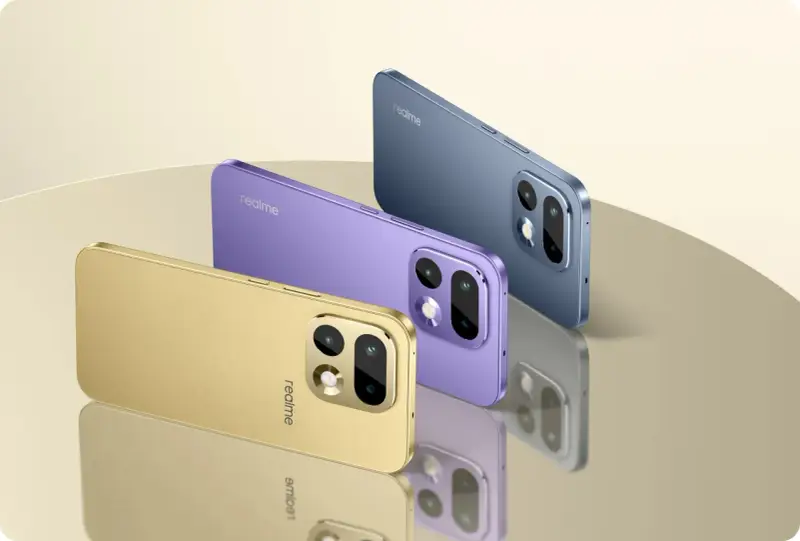 Trzy smartfony marki realme w kolorach złotym, fioletowym i niebieskim prezentują się elegancko. realme to firma znana z innowacyjnych urządzeń.