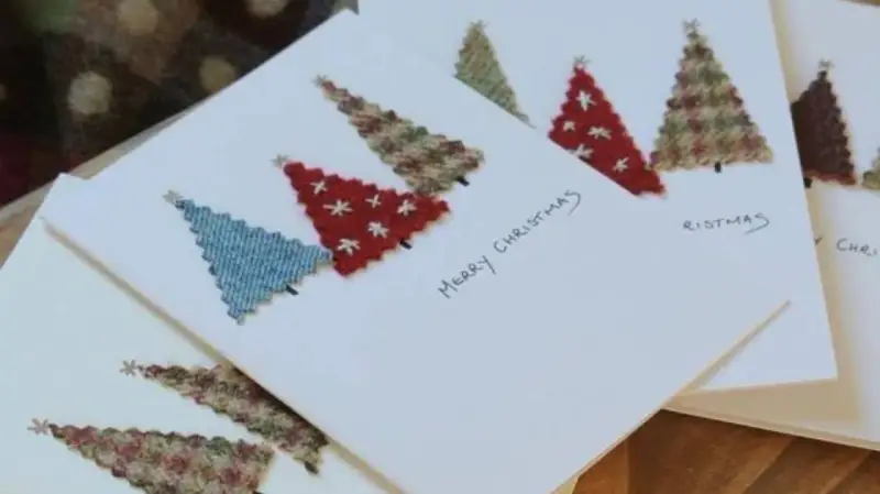 Tarjetas de Navidad para dibujar con árboles de tela cosidos. Un diseño encantador para crear tus propias felicitaciones.