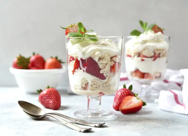 Eton mess kontra tradycyjna sałatka owocowa: deser z truskawkami, bitą śmietaną i bezą.
