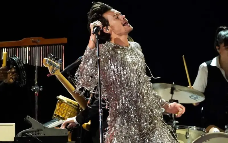 Harry Styles i sin glittriga outfit på scen i Stockholm, sjungandes med passion.