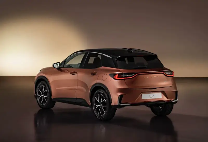 Lexus LBX color rame, vista posteriore. Le sue dimensioni compatte la rendono ideale per la città.