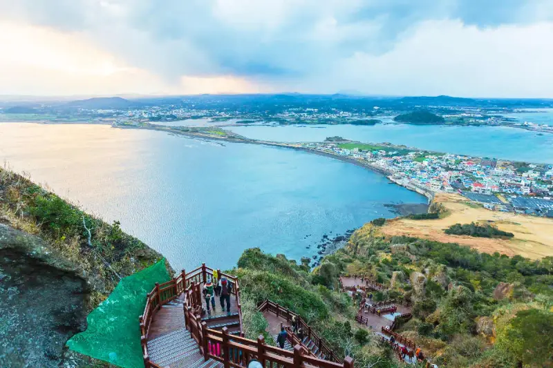 Widok na malowniczą wyspę Jeju z drewnianymi schodami prowadzącymi w dół.
