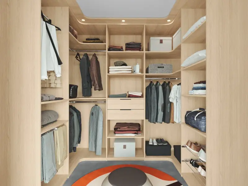 Un dressing de chambre moderne et fonctionnel, offrant une organisation parfaite pour vos vêtements et accessoires. Une belle idée dressing chambre.