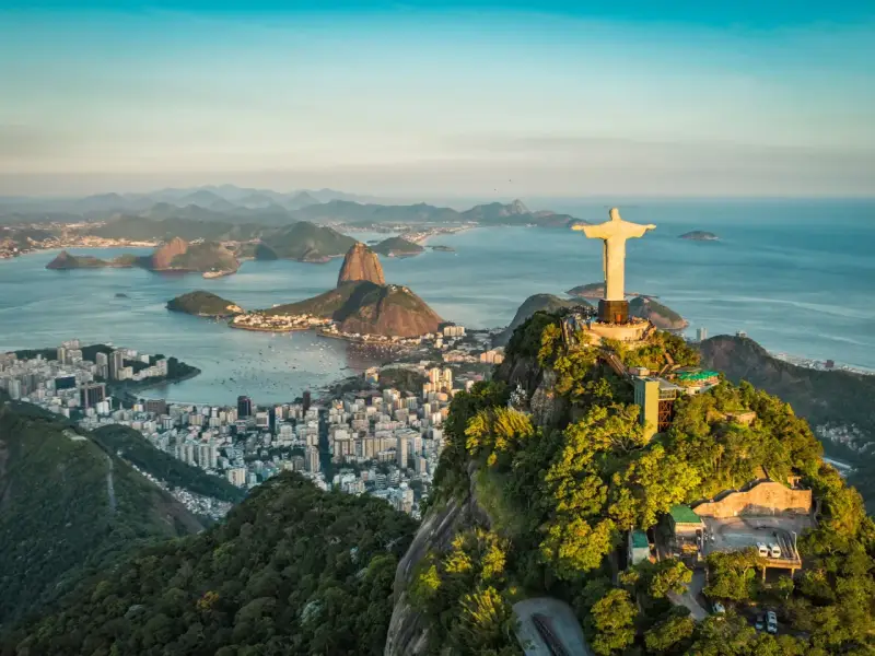 Majestatyczny pomnik Chrystusa Odkupiciela w Rio de Janeiro góruje nad miastem i zatoką.