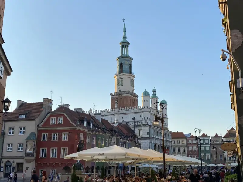 Rynek w Poznaniu z Ratuszem i kolorowymi kamienicami, ogródki kawiarniane.