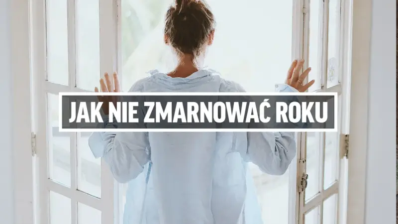 Kobieta patrzy przez okno, zastanawiając się, jak najlepiej wykorzystać swój rok przerwy.
