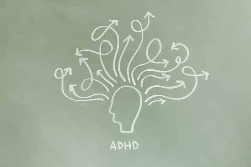 Grafika przedstawia głowę z mnóstwem strzałek wychodzących z niej we wszystkich kierunkach, symbolizującą ADHD.