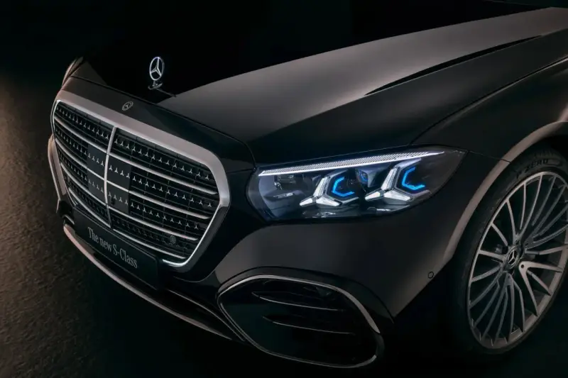 Nowy Mercedes S-Class z charakterystyczną atrapą chłodnicy i nowoczesnymi światłami LED.