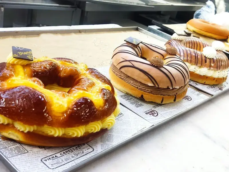 Rosca de la Almudena, un dulce circular relleno de crema, decorado con glaseado y chocolate.