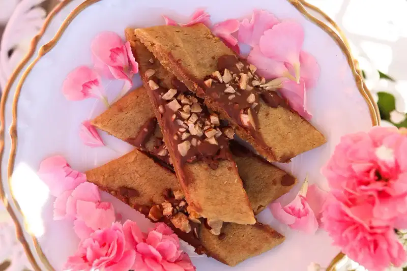Småkakor med choklad och nötter, perfekta till fikat. Ett enkelt kolakakor recept att prova!