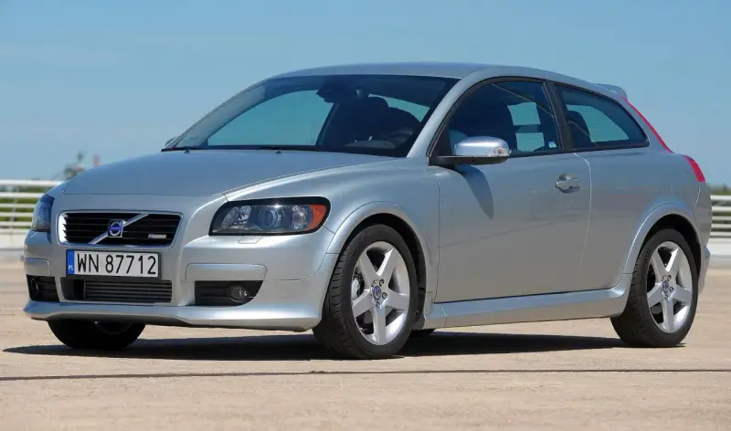 Srebrne Volvo hatchback z charakterystycznym tyłem, zaparkowane na zewnątrz.