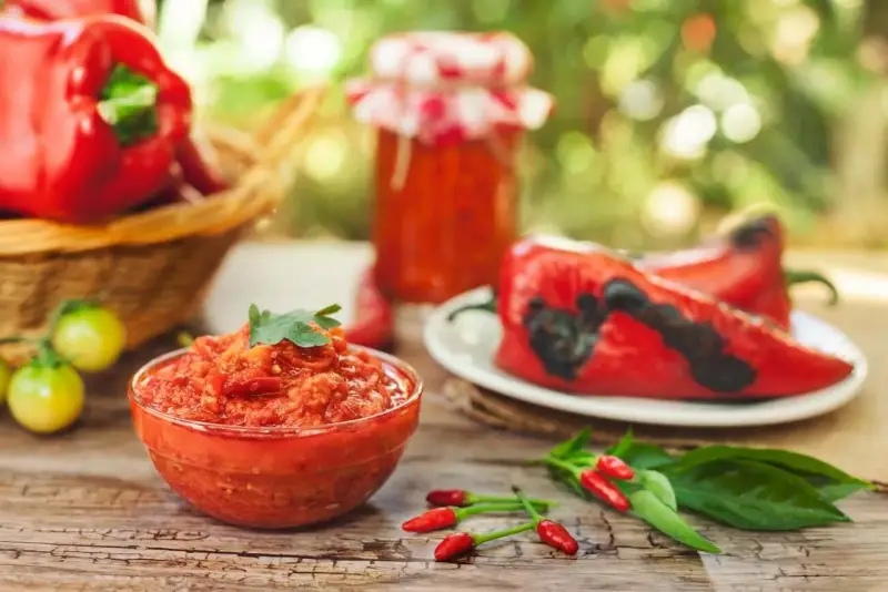 Ajvar co to? Aromatyczna pasta z pieczonej papryki i pomidorów, gotowa do spożycia.